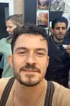 Orlando Bloom i njegovi kolege sa snimanja serije vraćaju se kućama iz Češke.