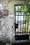Unutar dvorišta nalazi se znamenitost Mošćenica, Rundićeva šterna