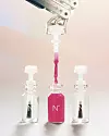UMJETNA INTELIGENCIJA ZA MANIKURU Nimble Beauty se prilagođava korisniku pomoću mobilne aplikacije: precizno skenira oblik nokta, ima minijaturnu robotsku ‘ruku‘ koja ga lakira (prije toga stavlja lak u posebnu kapsulu), a nakon toga osuši nokte