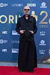 Damir Urban u suknji i sakou.
