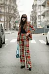 Influencerica Julie Sergent Ferreri u trendi modelu odijela.