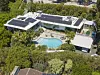 Od kada se uselio, Brad Pitt je kuću preuredio i postavio solarne panele