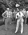 Američkom predsjedniku Geraldu R. Fordu pokazao je dio svog umijeća na prijemu u Bijeloj kući 1975.