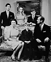 Obiteljski portret iz 1972.: kraljica Elizabeta II. sa suprugom, princom Filipom, te djecom Charlesom, Andrewom, Edwardom i Annom na proslavi srebrnog pira