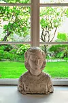 Prostor krase mnoge skulpture Ivana Meštrovića, kojeg je njegova unuka posljednji put vidjela kad joj je bilo 11 godina.
