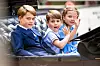 Princ George, princeza Charlotte i princ Louis u kočiji.