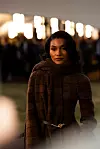 Olivia Dean na reviji modne kuće Burberry u Londonu