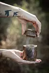 Njezin ručni rad - posuda u kojoj poslužuje sladoled od amazake malina