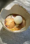 Desert s divljim bademom serviran u keramičkoj posudi koju je Tanja izradila