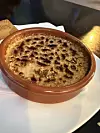 Desert creme brûlée poslužen u tradicionalnoj terakota posudi