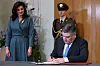 Prva dama nosila je pozlaćeni broš na lijevoj strani