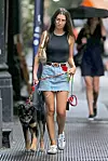 Minimalizam Emily Ratajkowski: tenisice i minica.