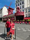 Ispred cabareta Moulin Rouge u Parizu