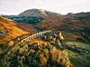 Parni vlak prolazi Glenfinnan vijaduktom
