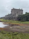Dvorac Dunvegan na otoku Skye najstariji je kontinuirano naseljeni dvorac u Škotskoj, a u vlasništvu je obitelj MacLeod