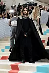Jared Leto u izdanju s dugim crnim plaštom