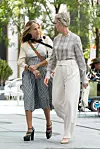 Sarah Jessica Parker u Norma Kamali suknji i Celine Mary Jane cipelama te Cynthia Nixon u Altuzarra kariranoj bluzi i Vince hlačama