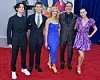Julian, Shepherd i Sacha s roditeljima na crvenom tepihu na premijeri Seinfeldovog filma ‘Unfrosted‘ ovo proljeće