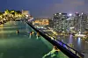 Jedna od najpoznatijih atrakcija u Singapuru je Marina Bay Sands, kompleks koji uključuje luksuzni hotel, kasino, trgovački centar te poznati SkyPark s bazenom na krovu