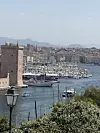 Panoramski pogled na Stari Port (Vieux-Port) u Marseilleu, koji prikazuje povijesnu utvrdu Saint-Jean na ulazu