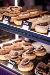 Mr. i Mrs Oreo, Ferrero, Kinder, Bueno i Bijeli Bueno, Šumsko voće, Jagoda krafna, Višnja-nutella, Bananko, Lotus, Limun Ruby i Šljiva samo su neke od ukusnih krafni
