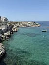 Anse de Malmousque , malo ribarsko mjesto i uvalu u Marseilleu poznato po tirkiznom moru i stijenama za sunčanje