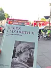 Knjiga ‘Queen Elizabeth II: Fashion and Style‘ kao suvenir