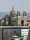 Katedrala Notre-Dame-de-la-Major u Marseilleu prepoznatljiva je po svom upečatljivom romaničko-bizantskom stilu i prugastoj fasadi