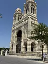 Katedrala u Marseilleu prepoznatljiva je po svojoj upečatljivoj fasadi od pruga bijelog i zelenog kamena u romansko-bizantskom stilu