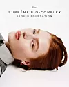 U središtu formule nalazi Suprême Skin Bio-Complex, koji uključuje oligopeptid-1, peptidni duo i vitamin B3, uz ekstrakte suncokreta, ružmarina i algi