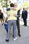 Zagrljaj oca i sina u rujnu 2025., uoči gostovanja u 'The Drew Barrymore Showu'u New Yorku