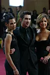 Jamesa je dobio u vezi s bivšim modelom Kim Bordenave (na slici lijevo). Druga dama na slici je njegova sestra Claudine, a snimljeni su na dodjeli Oscara 2003.