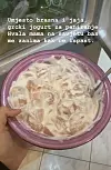 Umjesto u brašno i jaja, Ella je piletinu uvaljala u grčki jogurt.