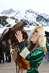 Barbara je odjenula tradicionalnu kazašku nošnju i fotografirala se s orlom