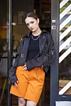 Jakna i hlače Ira Rumora, majica od rebrastog pletiva by Malene Birger, ogrlica Kinrade, oboje Garderoba Concept Store