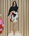 Pročišćene siluete i torbe s velikim slovom B slave Burberry