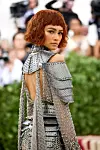 Zendaya na Met Gali 2018. godine s frizurom oblikovanom u kratki, valoviti bob s kratkim šiškama, inspirirana Ivanom Orleanskom