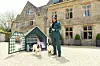 Ekstravgantni dizajner Laurence Llewelyn-Bowen ispred svoje kuće u Cirencesteru