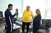 Trener Prosinečki s klupskim liječnikom Mehmetom Karakuşom i predsjednicom kluba Bernom Gözbaşı.