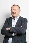 Dr. med. Miroslav Kinčl, specijalist opće, plastične, rekonstrukcijske i estetske kirurgije.