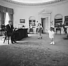 Caroline i John John u očevom Ovalnom uredu 1962.