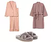 Pidžama od satena (29,99 €) i pamučni ogrtač (29,99 €) H&M/ čupave papuče UGG (59 funti)