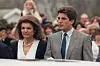 John i njegova majka Jackie Kennedy oduvijek su bili bliski, a njezin utjecaj na njegove ljubavne veze bio je velik