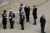 Braća u razgovoru s tatinim bratićem Davidom Armstrongom-Jonesom, sinom kraljičine sestre Margaret
