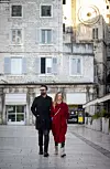 Split, 030222. Pjevac Petar Graso s djevojkom Hanom Huljic prosetao se splitskom Pjacom.