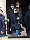 Sako koji ima u nekoliko boja u chic kombinaciji tamnih tonova i zelene torbice