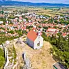 Tvrđava Grad s crkvicom i kipom Gospe Sinjske visokim 2,5 metara