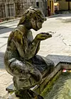 Skulptura Luca, odnosno ‘Na izvoru’, autora Stipe Sikirice (1957.), prva je javno postavljena skulptura u Sinju