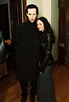 I glumica Rose McGowan, također bivša zaručnica, tvrdi da nije bio zlostavljač kad su početkom 2000-ih bili u vezi