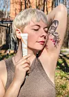 A-DERMA Epitheliale AH Ultra SPF 50* obnavlja oštećenu kožu i štiti tetovaže